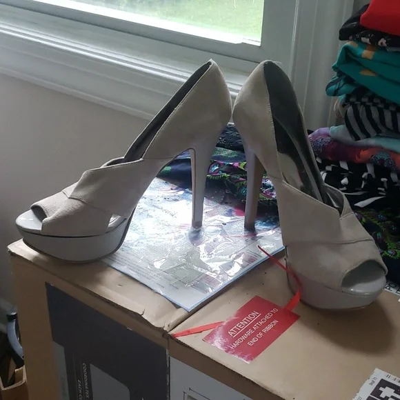 Guess Women Heels - Picture 2 of 4